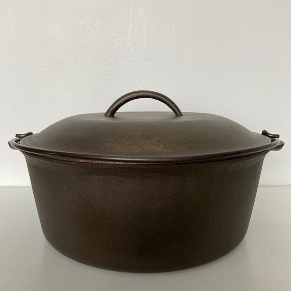 Vintage Cast Iron No 8 Dutch Oven - Picture 3 of 11